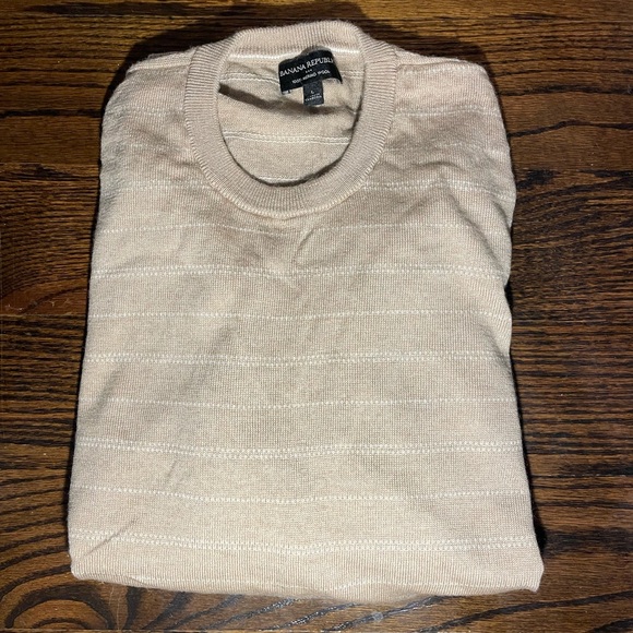 Banana Republic 100% Merino Wool Sweater (Large). - Picture 3 of 3